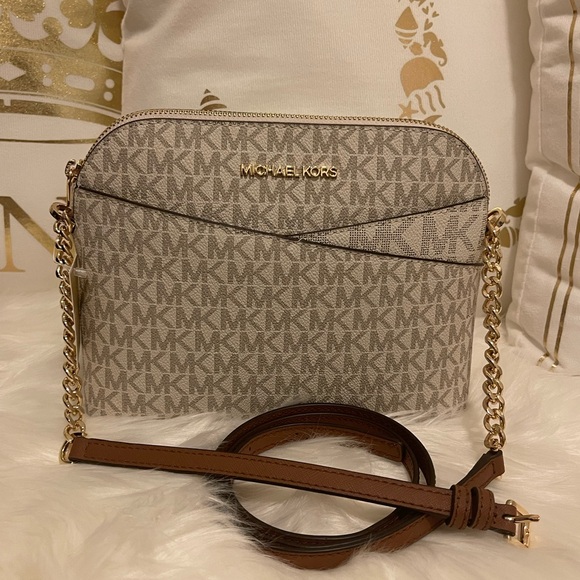 Michael Kors Handbags - (PRICE IS FIRMED)NWT- MICHEAL KORS JET SET (Vanilla) TRAVEL CROSSBODY BAG